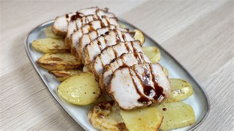 Freidora de aire con lomo y patatas cocinándose