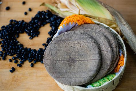 Plato con tortillas de maíz, frijoles y verduras