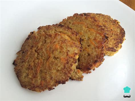 Bocaditos de quinoa y zanahoria dorados en una sartén