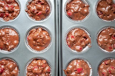 Masa de muffins en moldes antes de hornear