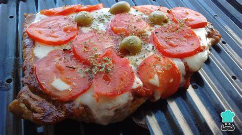 Plato de matambre a la pizza recién salido del horno