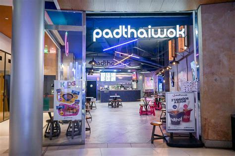 Fachada y ambiente moderno de un restaurante padthaiwok en centro comercial