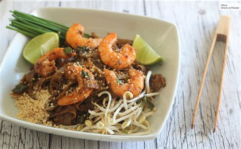 Plato de Pad Thai tradicional con ingredientes frescos y especias