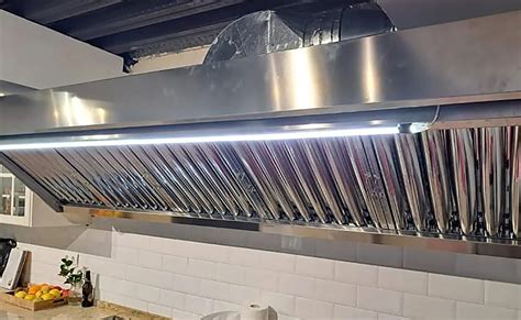Cocina limpia y reluciente con campana extractora impecable