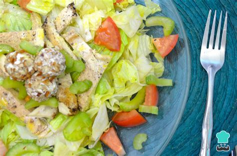 Ensalada fresca de puerros con apio y pechuga de pollo