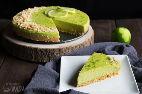 Ingredientes frescos para la tarta de aguacate y lima
