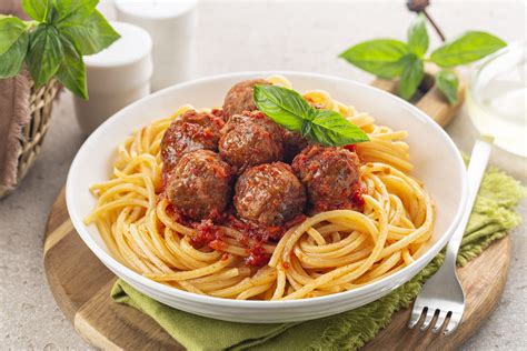 Plato de espagueti monstruo con albóndigas y salsa