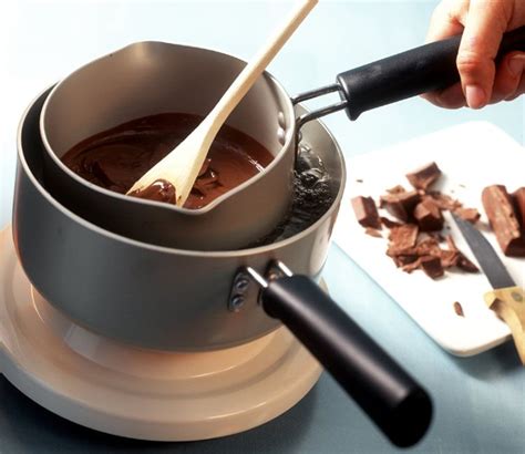 Chocolate fundiéndose al baño María
