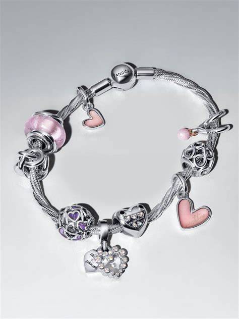 colección de charms de Pandora sobre una pulsera plateada