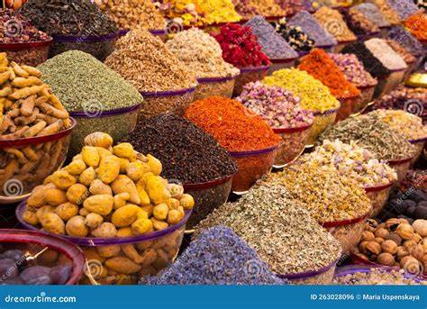 Especias y hierbas en el mercado