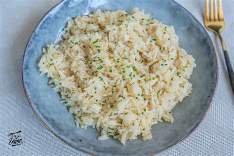 Plato de arroz pilaf con guarnición