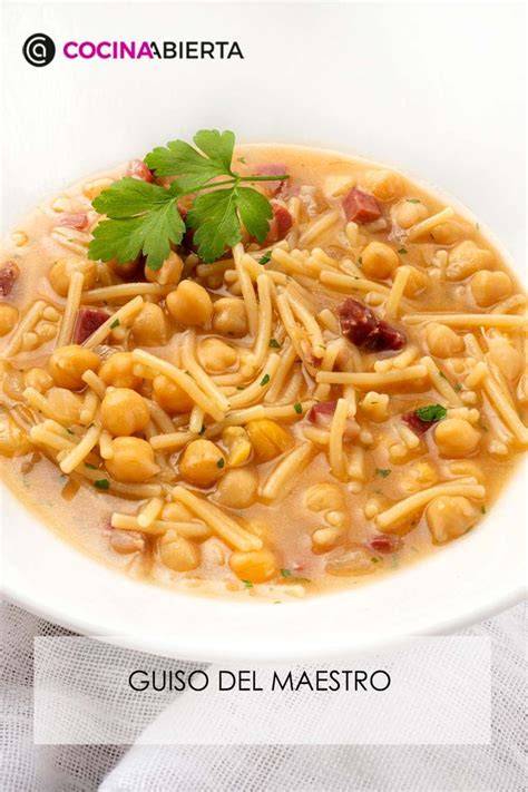 Plato de guiso tradicional de garbanzos con fideos y jamón