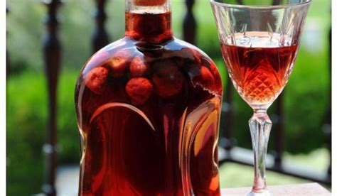 Botellas de licor de cerezas casero
