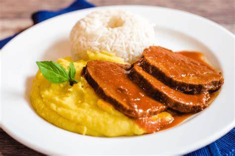 Asado de res con puré de papas