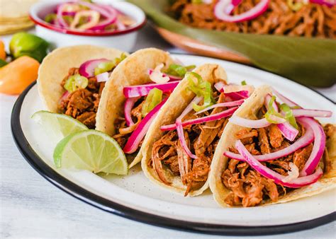 Tacos de cochinita pibil con cebolla encurtida