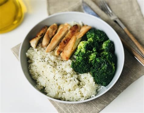 Plato de fideos de arroz con pollo y brócoli