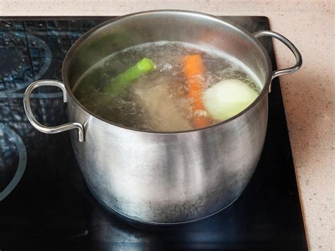 Olla con caldo vegetal hirviendo a fuego lento