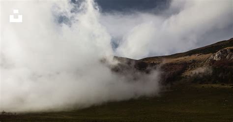 nube de vapor azul y gris al abrir una botella