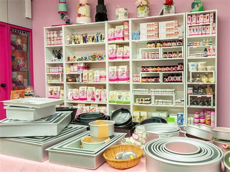 Tienda de repostería creativa con estantes llenos de productos