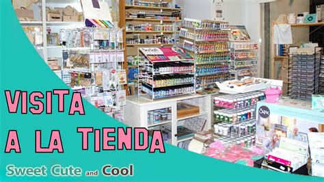 Sección de tienda dedicada a scrapbooking y manualidades