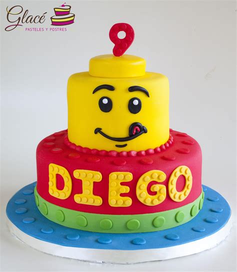 Pastel de cumpleaños LEGO con bloques de construcción