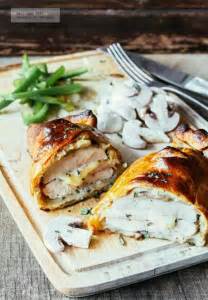 Pechuga de pollo rellena antes de envolver en hojaldre