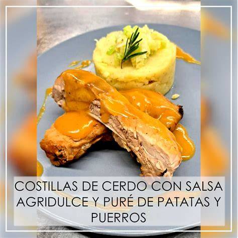 Plato servido de costillas de cerdo con puré de batata