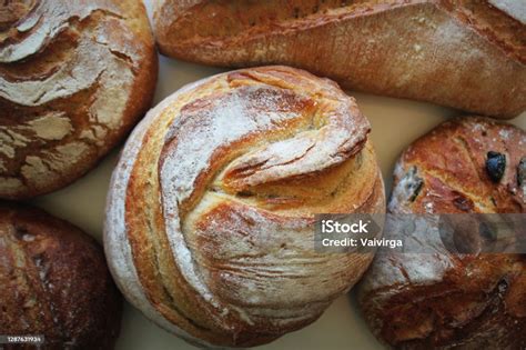 Variedad de panes artesanales recién horneados
