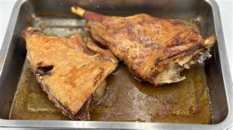 Cordero lechal sazonado en bandeja de horno