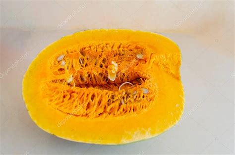 Sección transversal de una calabaza mostrando su carne y semillas