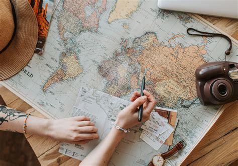 Persona planificando un viaje en un cuaderno antes de salir