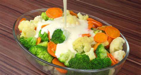 Coliflor y zanahoria picadas en una bandeja para hornear