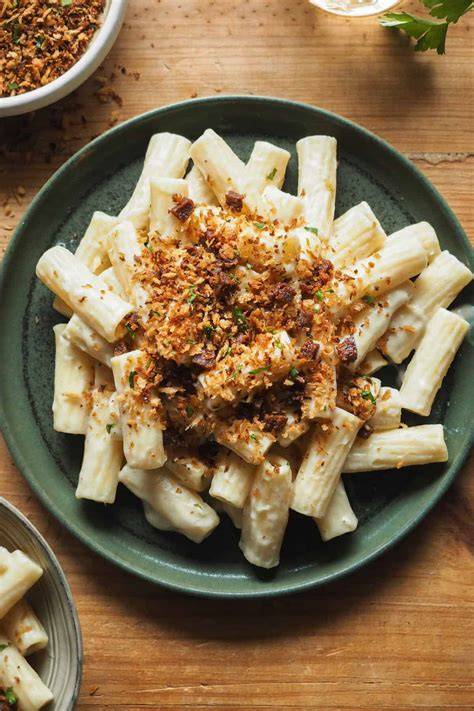 Macarrones con salsa cremosa de coliflor y zanahoria