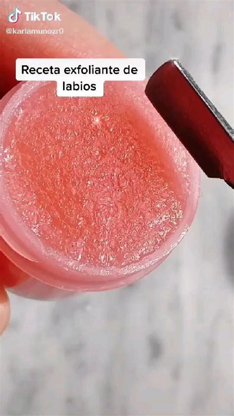 Aplicación correcta de exfoliante labial