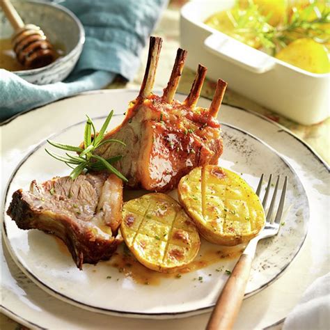Detalle de la carne de cordero caramelizada con miel