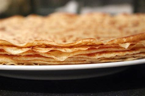Utensilios tradicionales para hacer crêpes: bilig, rozell y spanell