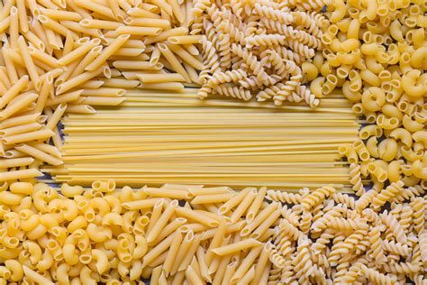 Variedad de pastas crudas: espaguetis, macarrones, etc.