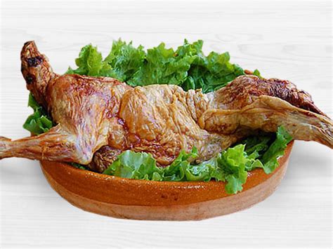 Cabrito lechal entero en bandeja para asar
