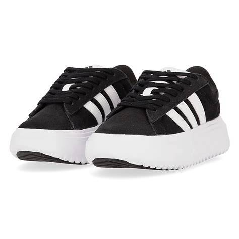 Mujer usando zapatillas Adidas pastel con plataforma