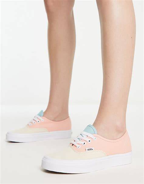 Variedad de zapatillas en tonos pastel de diferentes marcas