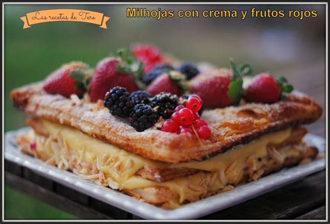 Milhojas de hojaldre decoradas con frutos rojos