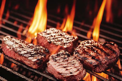 Preparación de carne a la brasa con diferentes tipos de madera