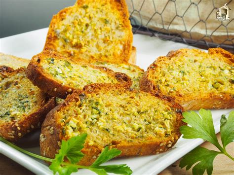 Mortero con ajo, almendras y pan para la preparación de ajopollo