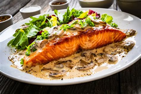 Salmón en salsa con champiñones