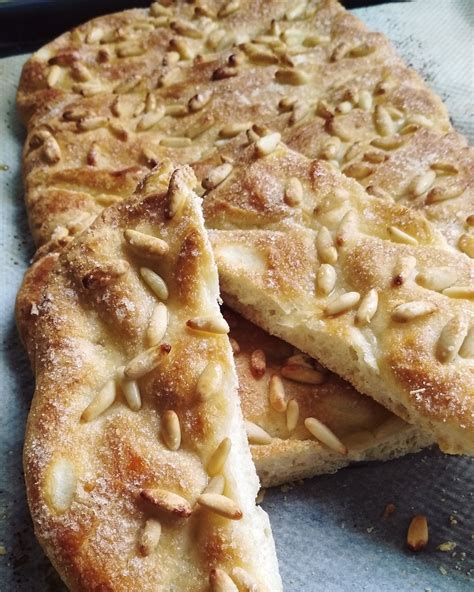 Coca de Vidre tradicional con piñones y anís