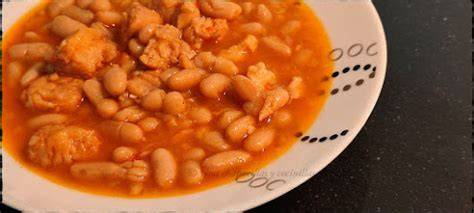 Plato de alubias blancas con merluza