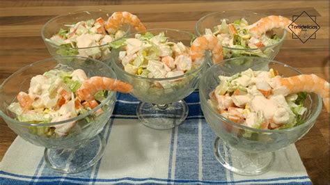 Ingredientes cortados para ensalada de cóctel de gambas