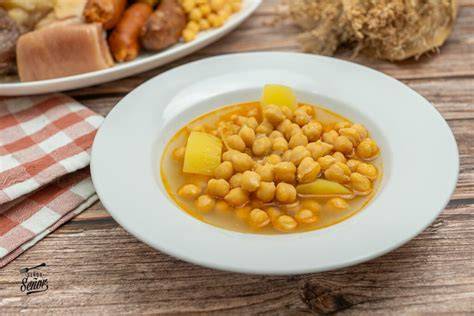 Puchero tradicional con garbanzos y carnes