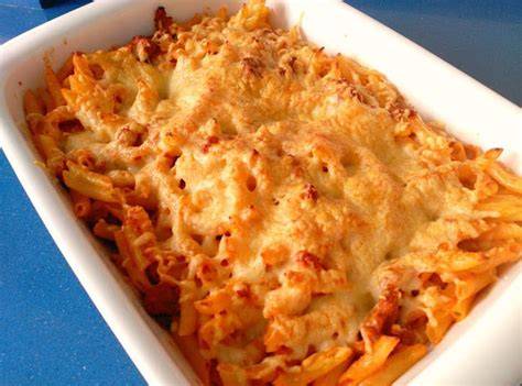 Macarrones gratinados con bacon y queso