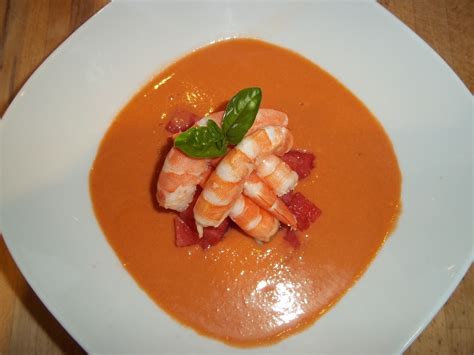 Presentación del gazpacho de sandía con langostinos
